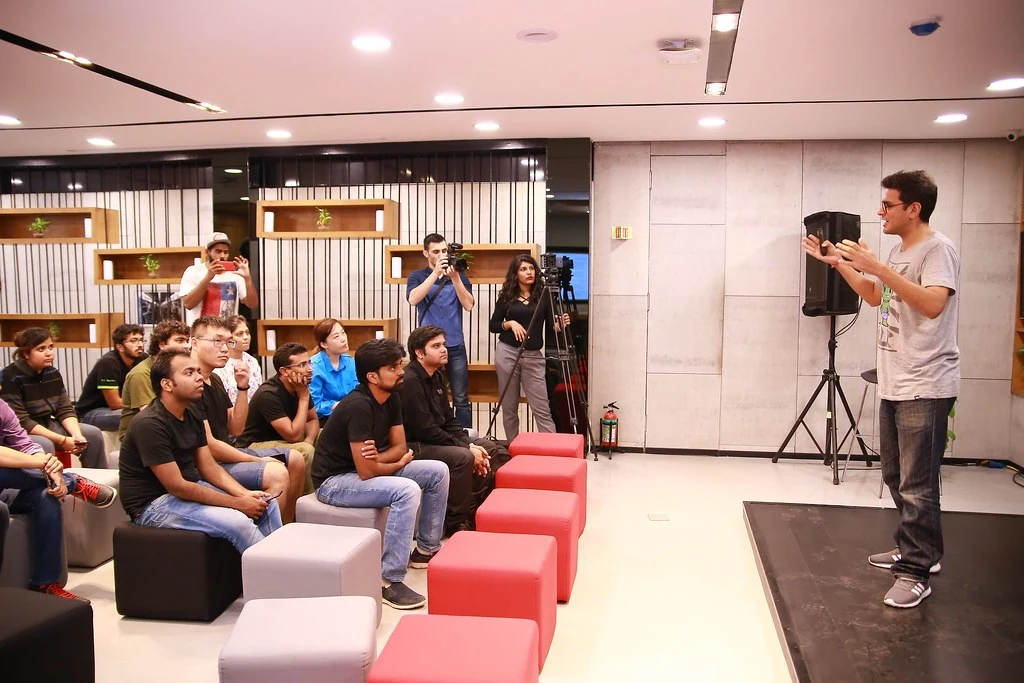 Salon #6 event photograph 1.