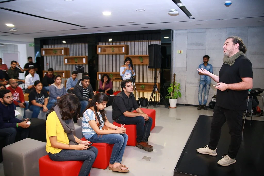 Salon #8 event photograph 1.